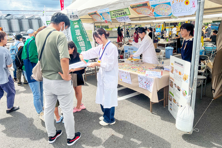 南九州大学 地域のイベントや小学校で食育や食と健康をテーマにした活動に取り組む。こうした活動が管理栄養士を目指す上で貴重な経験となる