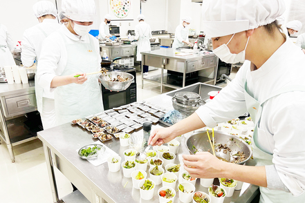 南九州大学 実習を通し地産地消や郷土料理について学び、自治体や企業と連携して、オリジナルレシピの作成に取り組む