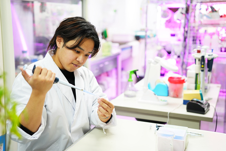 南九州大学 DNA抽出機を使用するなど、遺伝子レベルの研究も盛んに行われている