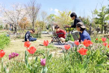 南九州大学 手入れされた圃場や庭で植物に触れつつ、自動制御温室などの設備も使い、実践的に学べる環境