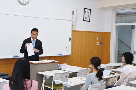 宮崎国際大学 「基礎学力向上セミナー」は1年次から参加可能。苦手を克服し得意を伸ばすセミナーで教科力を養います