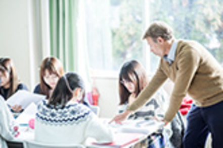 宮崎国際大学 日本にいながら多くの文化、考え方に触れることで、日本人としてのアイデンティティーとともにグローバルマインドを身につけます