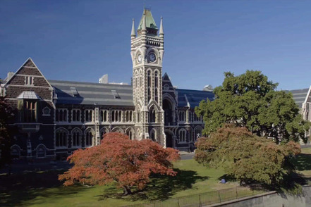 宮崎国際大学 学生全員が参加する16週間の海外研修では、英語力の向上、人間的成長がみられます（※英語教育コースのみ4週間の海外研修）