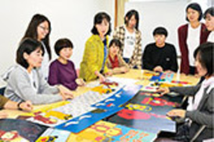 高松大学 幼児教育ゼミでは、絵本や紙芝居の読み聞かせ方法や技術などを研究。地域の子どもたちを対象に「おはなし会」の形で実践します。