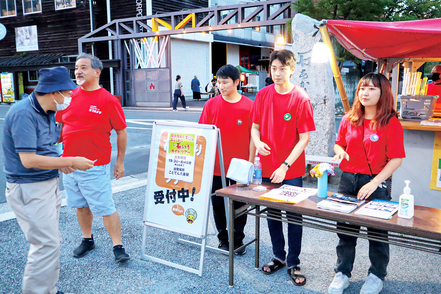 高松大学 「むれ源平石あかりロード」に毎年ボランティアで参加し、会場設営、うちわやロードマップの配布などを通して地域の方々と交流。