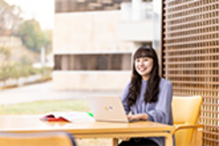 日本経済大学 デジタルビジネスコースではAI・データサイエンスと先進技術を学修し、デジタルで社会課題を解決できる人材を育成。