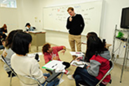 沖縄キリスト教学院大学 英語コミュニケーション学科では少人数クラスでネイティブの先生や仲間と一緒に会話を楽しみながら英語の力を伸ばします。