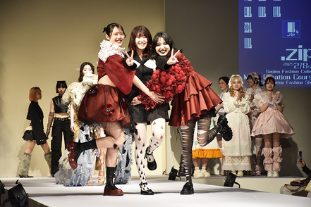 杉野服飾大学 4年間の集大成でもある卒業制作・論文発表会。ファッションショーや展示、プレゼンテーション等、様々な方法で披露されます。