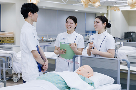 八戸学院大学 青森県南唯一の看護系大学で、設備・環境・実習施設が充実しています。地域の看護師・保健師として貢献できる人材を育てます