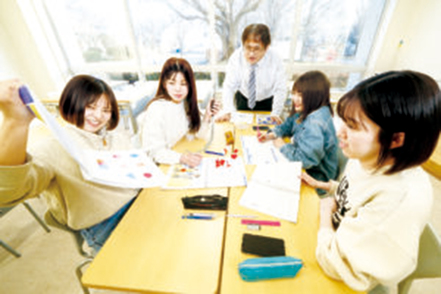 八戸学院大学 目では捉えることが難しい「心」の働きの測定や、測定結果を統計的に解析する方法を実習形式で学びます