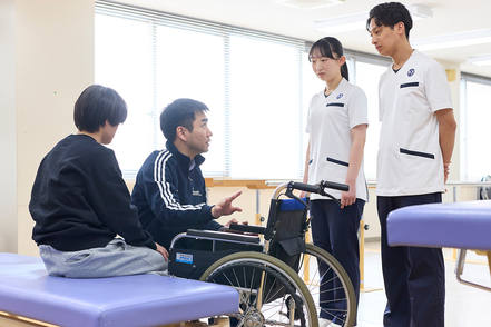 和泉大学 経験豊かな先生たちが丁寧に指導。座学と豊富な実習で専門知識と技術を身につけます