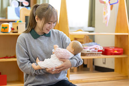 平安女学院大学 「赤ちゃん学」では、最先端の研究を活用し、あらゆる視点から赤ちゃんについて学び、赤ちゃんのスペシャリストを目指します
