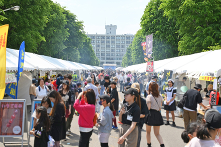 札幌大学 大学祭実行委員会の学生が企画・運営を行う大学祭は、地域イベントとも同時開催！2025年は約7,000人が来場し、盛況でした！