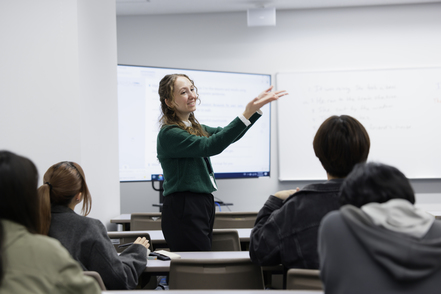 東京国際大学 ネイティブ教員による英語科目を履修することで、英語によるコミュニケーション能力もアップします。
