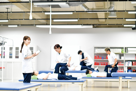 東京国際大学 ADL・運動療法室などの多様な実習室、拡散型衝撃波治療器などの最先端実習機器を備えています。
