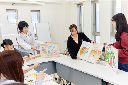 こども教育宝仙大学 １年次より始まるゼミは、12名前後の学生を1名の教員が担当する少人数担任制。勉強や生活面など、丁寧なサポートが受けられます