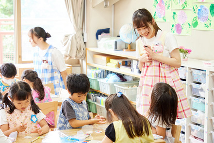 こども教育宝仙大学 1年次の春学期から始まる豊富な現場での実践カリキュラムを通して、こどもに寄り添う仕事へのやりがいや楽しさを実感できます