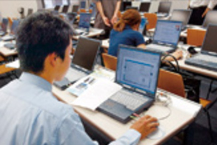 北海学園大学 情報教育に力を入れており、導入科目「情報リテラシー」ではMicrosoft WordやExcel(R)等の基本ソフトの操作方法を基礎から学習