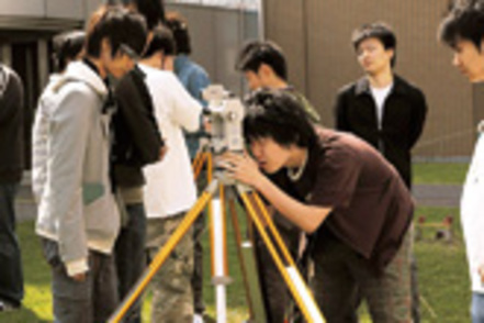 北海学園大学 社会環境工学科の測量実習の様子