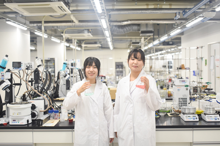 湘南医療大学 薬学部棟には、最新の設備が充実。「臨床に強い薬剤師」を育成するための教育設備が整っています。