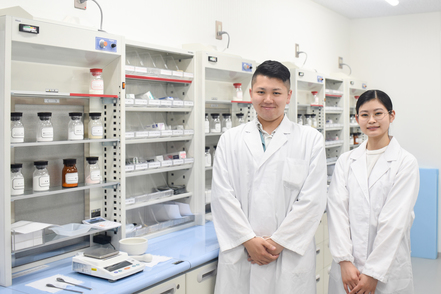 湘南医療大学 薬剤師の仕事は、人とのコミュニケーションが大切です。患者さんへの接し方も身につきます。
