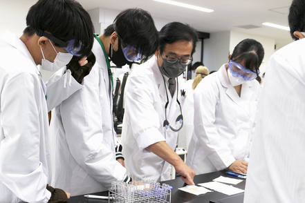 湘南医療大学 7つの共同研究実験室（オープンラボ）で「倫理的思考力」と 「課題解決力」などの研究マインドを修得します。