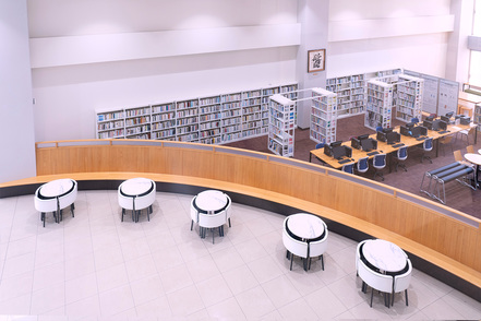 宝塚医療大学 開放感のあるキャンパスでは、意欲的に学ぶ学生の休憩、及び交流の場として、テラスやカフェを設置しています