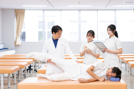 宝塚医療大学 理学療法学科実技指導の様子