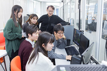 宝塚大学 現役のクリエイターである教員が一人ひとりの個性を伸ばしながら、手厚く指導します