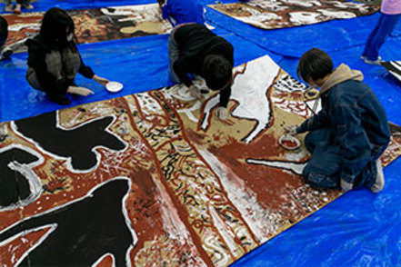 宝塚大学 クリエイターとしての基礎的な力を養うため、初年次からグループワークに取り組みます