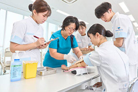 宝塚大学 夢に近い/1つのキャンパスで全員が「看護師をめざす」という夢を持って学ぶ環境は、日々の勉強の大きな力になります。