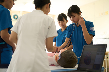 三育学院大学 実習先はすぐ隣の系列病院。頼れる先輩たちに囲まれて、現場の「今」を肌で感じられます。