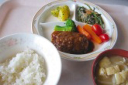 三育学院大学 おいしく食べて、内側からキレイに。体調管理も看護の大切な一歩です。