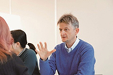 松山大学 学生と教員の距離の近さが魅力。英語のネイティブスピーカーの教員が多数在籍し、在学中は英語のシャワーを浴びる学びが続きます