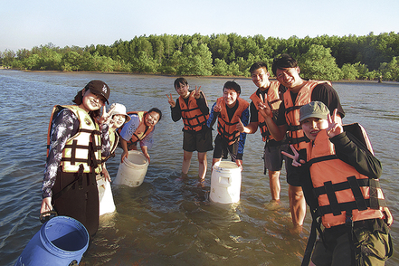 松山大学 【グローバル・コミュニケーション学科／新井ゼミ】タイの漁村での植林や稚ガニの放流活動を通じ漁獲量や自然環境への影響を検討