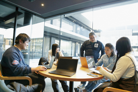 松山大学 【成田ゼミ／流通コース】実践を通じて専門知識を学修。企業調査やゼミのホームページ作成などの活動も学生主体で企画運営します