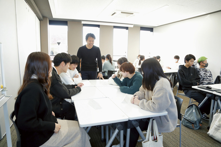 松山大学 2年次より始まるゼミでは、知識を実践的な力に育みます。知識のみならず社会で活躍できる人間性を磨くことを目的としています