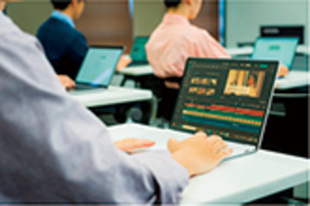 松山大学 最先端の機器やテクノロジーに触れながら、多様な価値観から構成されている社会で必要な力を身につけます