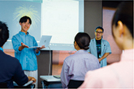 松山大学 「プロジェクト科目」「キャリア形成支援科目」等、学んだ知識や技術を実社会で応用する手法を実践的に学ぶ機会を提供します