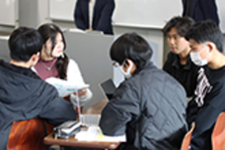 松山大学 「法学部基礎演習I」で5ゼミ合同ディベート大会を開催し、社会課題に関する事前準備や議論を通じて学びを深めました