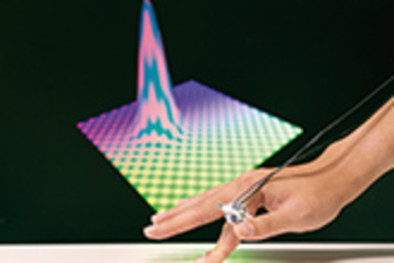 東海大学 コンピュータ応用工学科では、コンピュータを利用した先端的なシステムを開発。写真は人間の力覚センシングに関する研究。