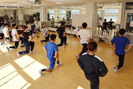 東海大学 スタジオでは基礎的な動きの評価から音に合わせた運動指導まで、幅広い指導力を養います。授業や勉強会で使用します。