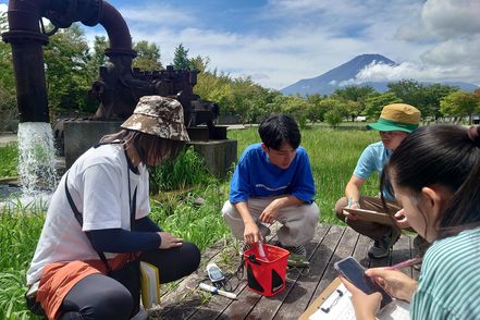 東海大学 学外に出かけて環境調査を行う授業があります。山中湖湖畔で湧き水の調査を行った演習授業（人間環境学科）