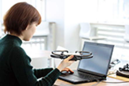 東海大学 目の動きをカメラで捉え、ドローンの飛行を制御できる研究があります。身体が不自由な人でも目でドローンの操作が可能です。