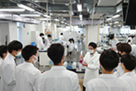 東海大学 広い実験室があり、様々な実験科目が組み込まれています。反応や現象を教科書だけでなく体験して学ぶことができます。（化学科）