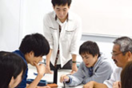 麗澤大学 【2年次コース選択制度】あなたの学びたい内容にあわせて、4つのコースからお選びいただけます