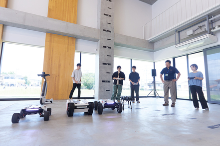 麗澤大学 iArenaでは制作したロボットなどの動作実験や競技会に向けた練習など多目的に用いることができます