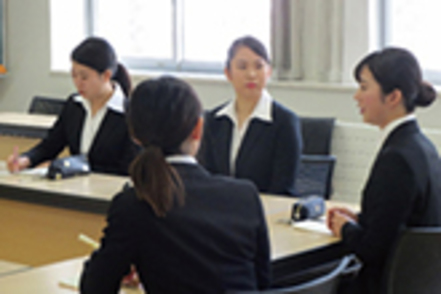 藤女子大学 就職活動を終えた4年生が、後輩の3年生のために体験談を語りアドバイスする「先輩の就職活動報告会」を毎年1月～2月に開催。