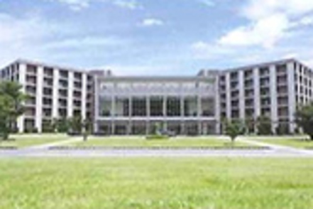 埼玉医科大学 保健医療学部に併設されている実習先の一つである「国際医療センター」。がん治療をはじめとした先端医療を地域に提供しています