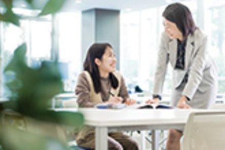 高崎健康福祉大学 教員1名が学生4~5名を担当するアドバイザー制度。国家試験対策でも学生と教員がしっかり向き合いサポート体制も万全です